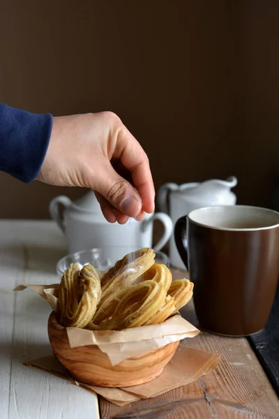 Churros acompanhado de uma xícara de chocolate quente — Fotografia de Stock