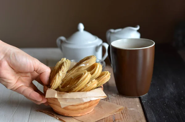 Churros acompanhado de uma xícara de chocolate quente — Fotografia de Stock