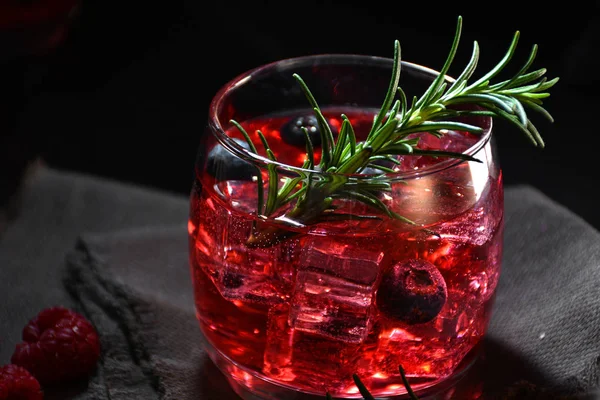 Cocktail rozemarijn gepaard met frambozen — Stockfoto