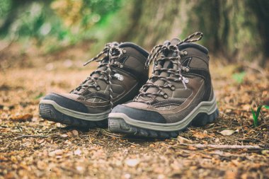 Bir ormandaki kahverengi yürüyüş botları