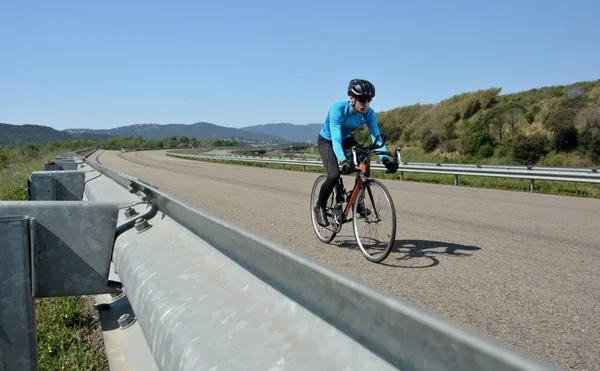 Обучение велосипедистов на одинокой дороге — стоковое фото