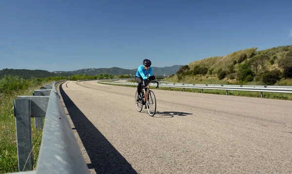 Обучение велосипедистов на одинокой дороге — стоковое фото