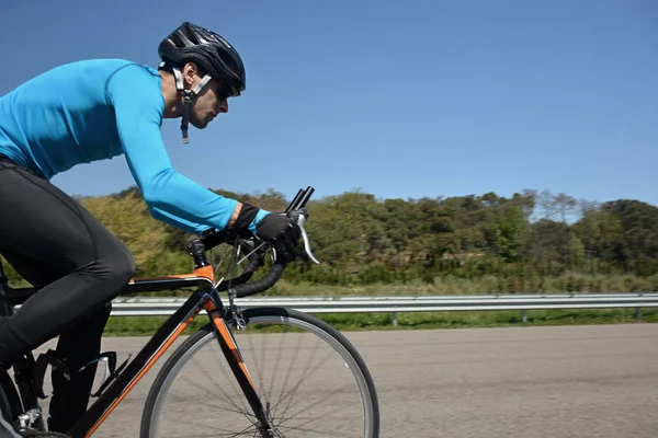 Ciclista formação em uma estrada solitária — Fotografia de Stock