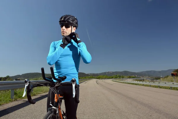 Entrenamiento ciclista en un camino solitario — Foto de Stock