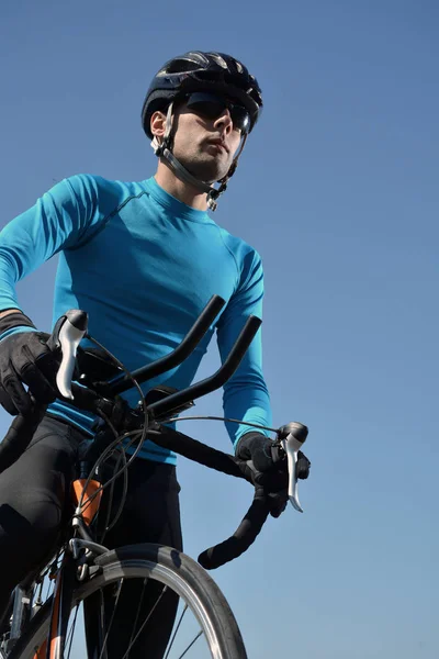 Ciclista formação em uma estrada solitária — Fotografia de Stock