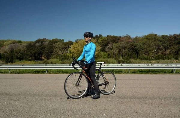 Ciclista formação em uma estrada solitária — Fotografia de Stock