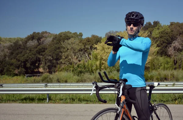 Entrenamiento ciclista en un camino solitario — Foto de Stock