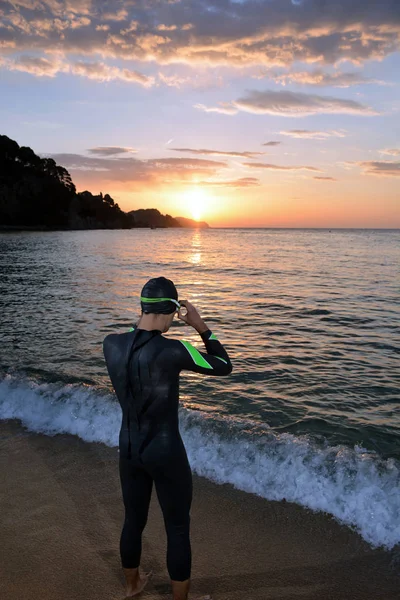 Mladý sportovec triatlon přední východ slunce — Stock fotografie