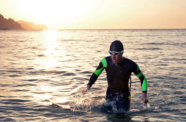 Young athlete triathlon in front of a sunrise — Stock Photo, Image