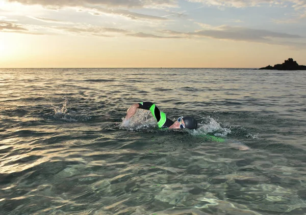 Ung idrottsman triathlon framför en soluppgång — Stockfoto