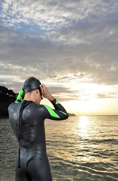 Ung idrottsman triathlon framför en soluppgång — Stockfoto