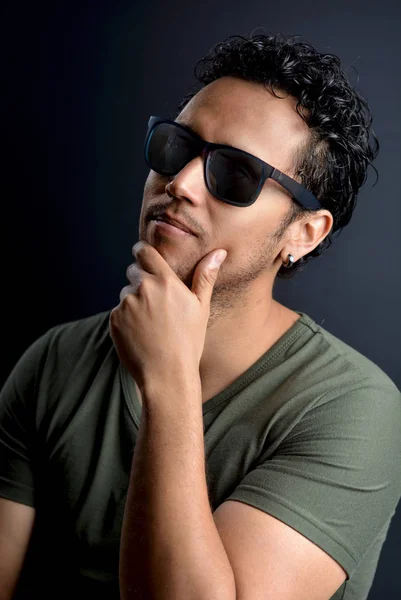 Ritratto di uomo latino sexy con occhiali da sole — Foto Stock