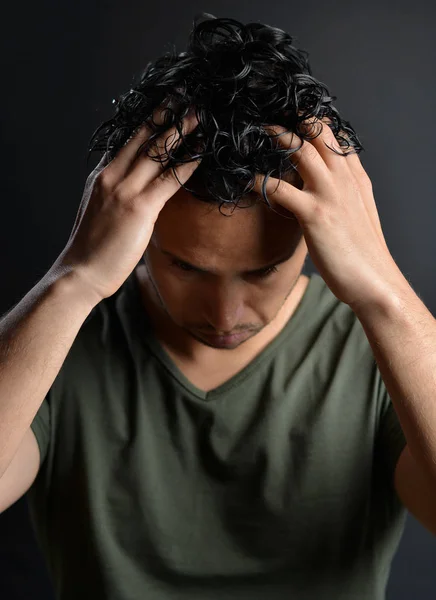 Retrato del hombre latino tocando el cabello — Foto de Stock