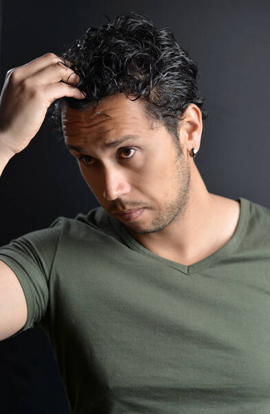 Портрет латиноамериканца, трогающего волосы
 