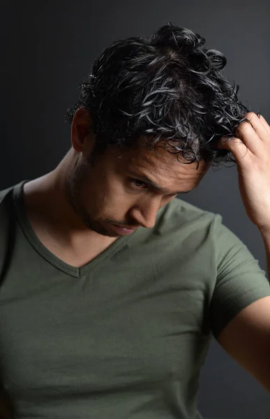 Portret mężczyzny latino, dotykając włosów — Zdjęcie stockowe
