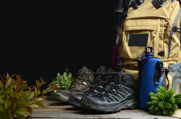 Mochila de senderismo con botas de montaña — Foto de Stock