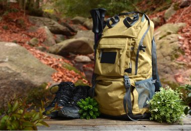 Yürüyüş dağ ayakkabıları ile sırt çantası 