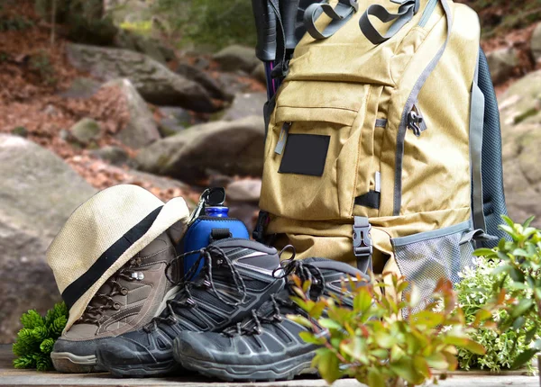 Mochila de senderismo con botas de montaña —  Fotos de Stock