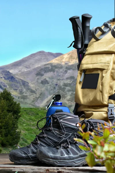 Yürüyüş dağ ayakkabıları ile sırt çantası — Stok fotoğraf
