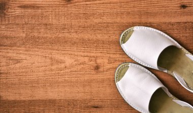 Adam şapka ve yaz sandalet gömlek 