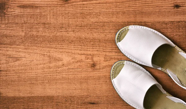 Adam şapka ve yaz sandalet gömlek 