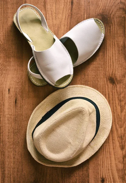 Sandály s kloboukem a letní košile — Stock fotografie