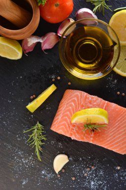 Limon ile servis Çiğ somon fileto