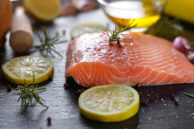 Limon ile servis Çiğ somon fileto