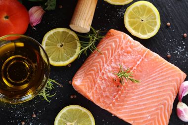 Limon ile servis Çiğ somon fileto