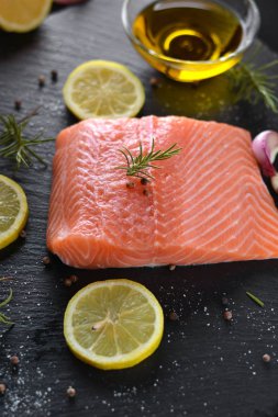 Limon ile servis Çiğ somon fileto