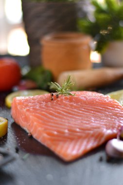 Limon ile servis Çiğ somon fileto