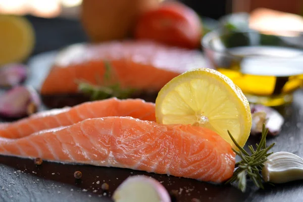 Limon ile servis Çiğ somon fileto