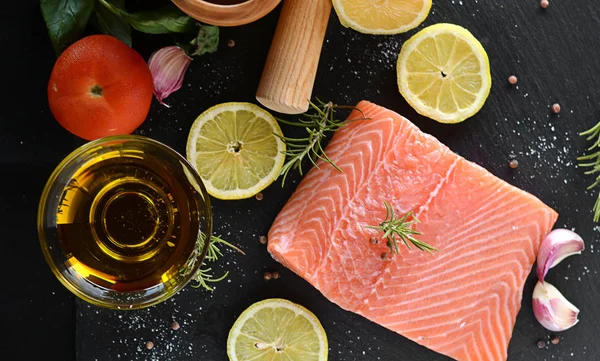 Limon ile servis Çiğ somon fileto