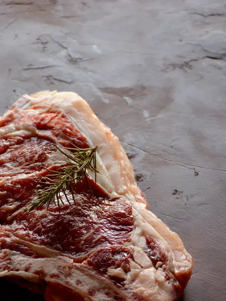 Çiğ et tuz tarafından eşlik etti. biber ve biberiye