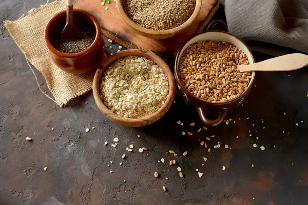 Sağlıklı tahıl dolu kase. 