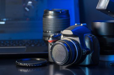 Bilgisayar, kamera ve flaş fotoğraf stüdyosu