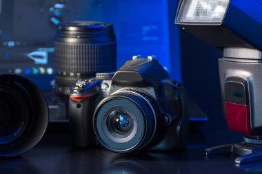 Bilgisayar, kamera ve flaş fotoğraf stüdyosu