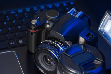 Bilgisayar, kamera ve flaş fotoğraf stüdyosu