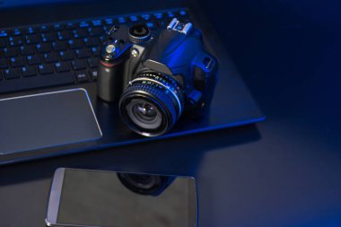 Bilgisayar, kamera ve flaş fotoğraf stüdyosu