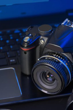 Bilgisayar, kamera ve flaş fotoğraf stüdyosu