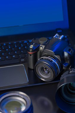 Bilgisayar, kamera ve flaş fotoğraf stüdyosu