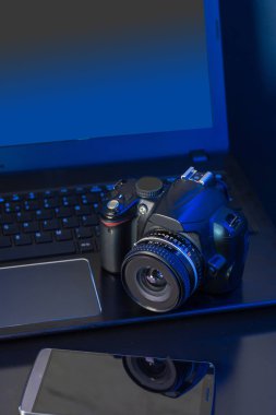 Bilgisayar, kamera ve flaş fotoğraf stüdyosu