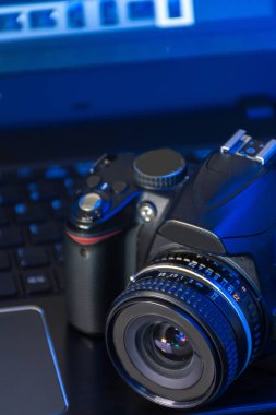 Bilgisayar, kamera ve flaş fotoğraf stüdyosu