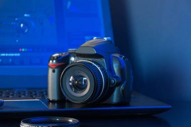 Bilgisayar, kamera ve flaş fotoğraf stüdyosu