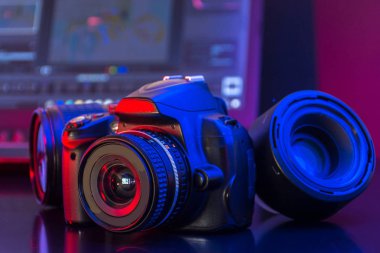 Bilgisayar, kamera ve flaş fotoğraf stüdyosu