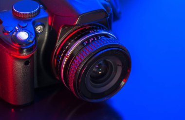 Bilgisayar, kamera ve flaş fotoğraf stüdyosu