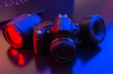 Bilgisayar, kamera ve flaş fotoğraf stüdyosu