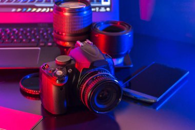 Bilgisayar, kamera ve flaş fotoğraf stüdyosu