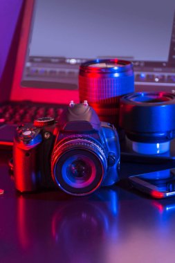 Bilgisayar, kamera ve flaş fotoğraf stüdyosu