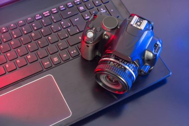 Bilgisayar, kamera ve flaş fotoğraf stüdyosu